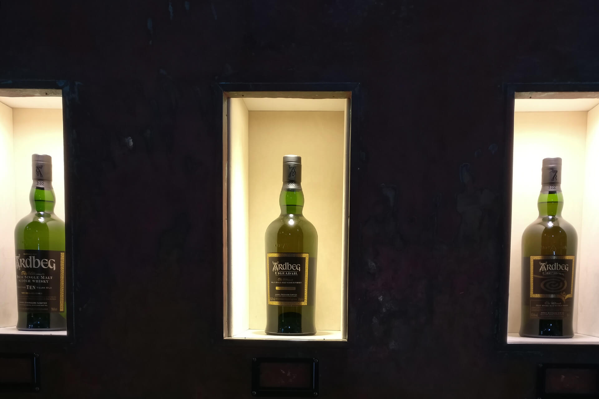 teca con bottiglie di whisky